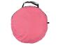 Tente pop-up rose dans son sac de transport.