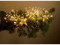 Guirlande lumineuse LED blanc chaud en forme d'étoiles sur une guirlande de sapin verte, créant une ambiance festive.