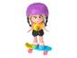 Une poupée avec un casque sur un skateboard.