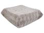 Coussin de sol ou pouf capitonné gris clair en tissu doux et texturé.