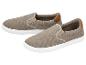 Une paire de chaussures slip-on beiges avec des semelles claires et des détails marron au talon.