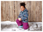 Une petite fille portant une veste d'hiver à imprimé floral et un pantalon violet.