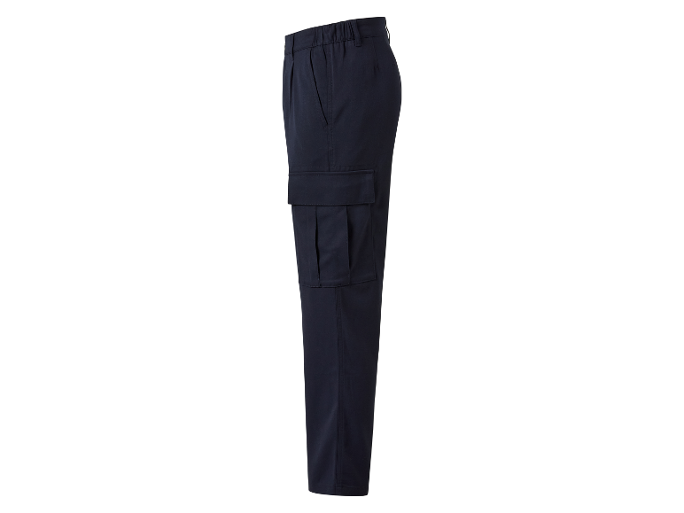 Pantalon cargo bleu marine avec grandes poches.