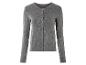 Un pull gris à boutons.