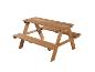 Table de pique-nique en bois avec bancs sur fond blanc.