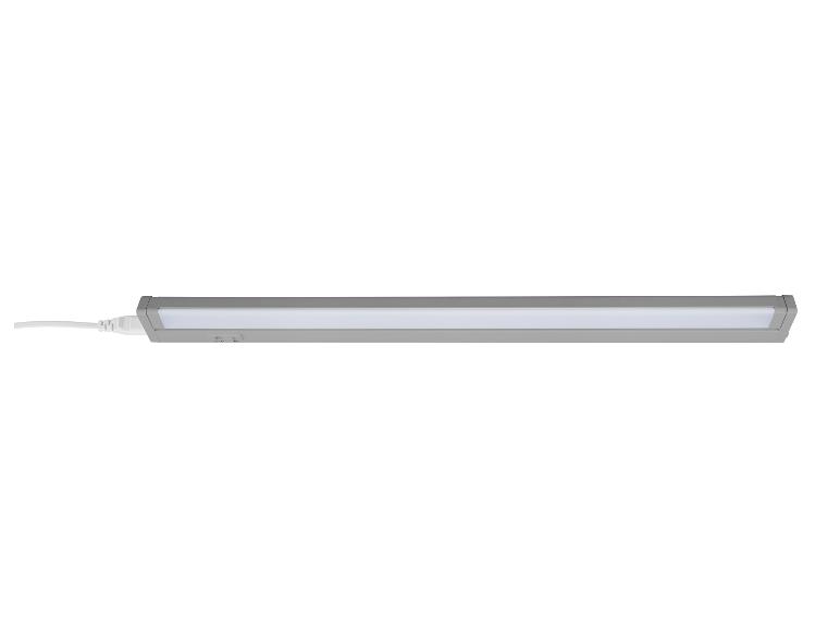 Un luminaire LED argenté avec une prise.