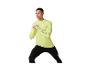 Homme en t-shirt de sport jaune fluo à manches longues et legging noir, faisant de l'exercice.