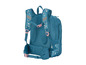 Un sac à dos bleu avec des points roses et une sangle de poitrine.