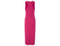 Une longue robe rose avec des bretelles fines.