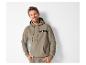 Un homme portant un sweat-shirt gris à capuche avec un petit logo.