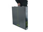 Une personne porte une table de ping-pong pliable Joola noire.