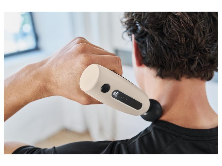 Un homme utilise un masseur à percussion Therabody pour détendre son cou.