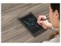 Une femme dessine avec un stylet sur une tablette e-ink.