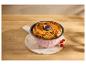 Gâteau bundt chocolat-vanille dans un moule rose sur une table en bois avec des framboises.