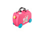 Une valise rose à roulettes avec Peppa Pig dessus.