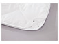Une couette blanche avec des boutons