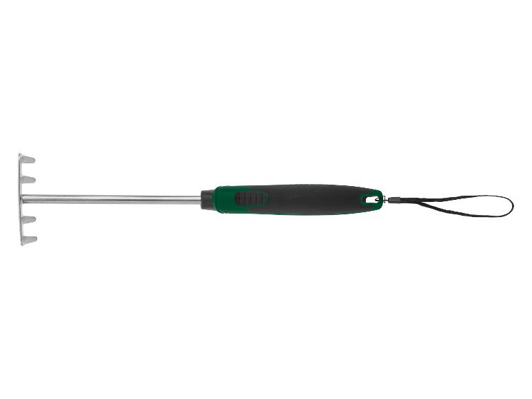 Petit râteau de jardin avec manche noir et vert et dents argentées.