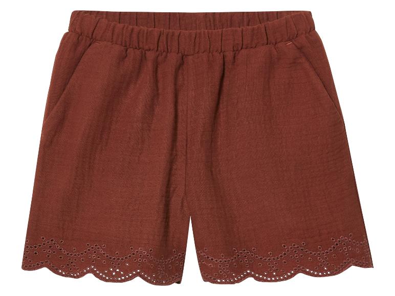 Shorts en tissu brun avec détails ajourés.