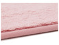 Un tapis de bain rose à la texture douce.