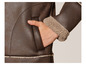 Une veste en cuir marron avec un col en fourrure.