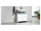 Un lavabo de salle de bain blanc avec une armoire en dessous et un tapis