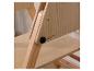 Détail d'une structure en bois clair avec un bouton noir pour le réglage de l'angle.
