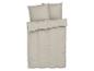 Parure de draps beige clair.