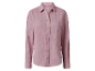 Chemise rose clair à manches longues.