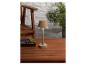 Une lampe de table beige avec une lumière blanche sur une table en bois.