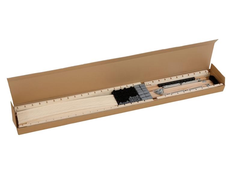 Une boîte ouverte avec des lattes de bois, des pièces métalliques et des éléments en plastique pour un cadre de lit.