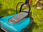 Un robot tondeuse Gardena bleu sur de l'herbe