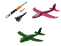 Jouets pour enfants : fusées, avions et planeurs.