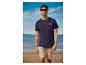 Homme en t-shirt bleu et short beige sur la plage.