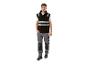Homme en gilet de sécurité noir et pantalon de travail gris.