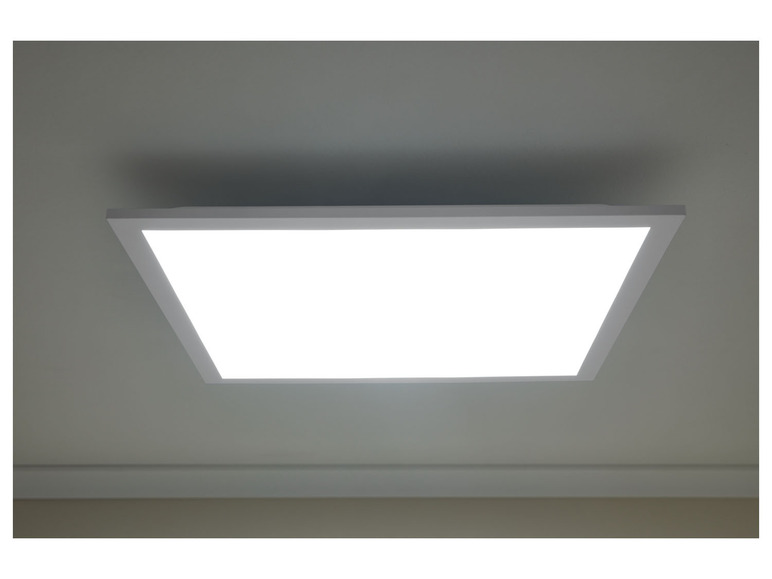 Un plafonnier LED blanc dans une pièce.