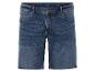 Un short en jean bleu.