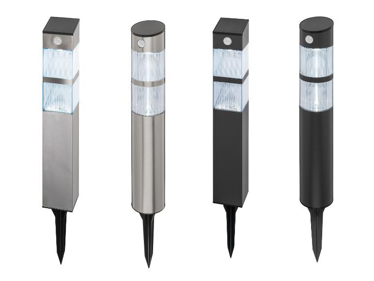 Quatre types différents de lampes solaires de jardin avec capteur.