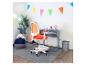 Bureau d'enfant avec chaise ergonomique orange, décoré de guirlandes colorées.