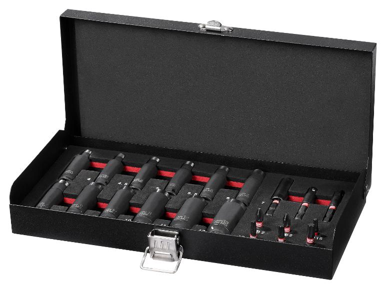 Une boîte à outils noire ouverte avec une variété de douilles et d'embouts de tournevis.