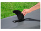 Une main place une aileron sur un paddleboard gonflable.