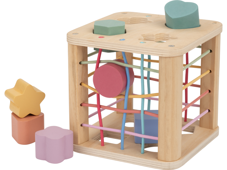 Cube d'activités en bois avec élastiques colorés et blocs de formes variées.
