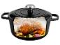 Cocotte en fonte noire avec couvercle, coupe transversale montrant un poulet rôti aux herbes et légumes.