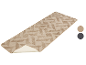 Tapis d'escalier beige à motif géométrique, montrant son envers antidérapant.
