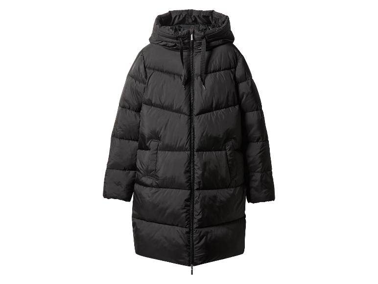 Long manteau matelassé noir avec capuche et fermeture éclair.