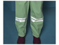 Pantalon de pluie vert avec des bandes réfléchissantes