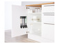 Armoire de cuisine avec spatules, tasses et assiettes.