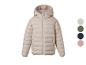 Doudoune beige clair à capuche et fermeture éclair, avec des échantillons de couleur.