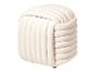 Pouf cylindrique côtelé de couleur crème avec un motif supérieur tressé.