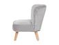 Petit fauteuil en velours gris avec pieds en bois clair, vu de côté.