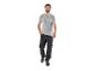 Homme en T-shirt gris et pantalon de travail noir.